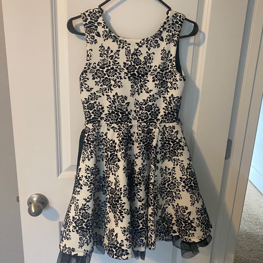 Beautiful brand - Fun black and white girls dress